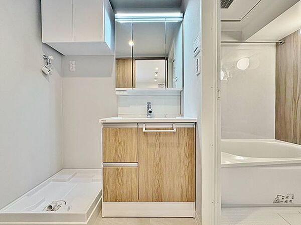 「リフォーム済・洗面台」大きな鏡で朝の準備もばっちり。収納も多く、洗剤など日用品の保管にも便利です。