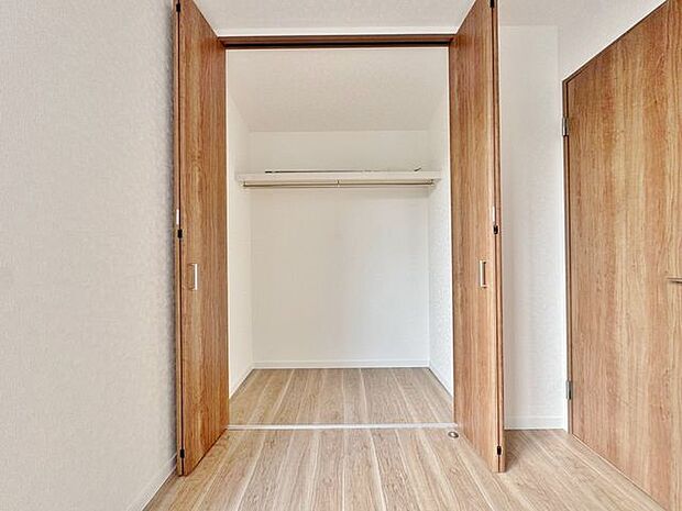 「収納」全ての居室にクローゼットを完備しております。