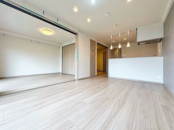 「陽当り良好。」大きな窓辺からの日差しが暖かい室内は、自然と住まう人の気分も明るくなり、リビングでの素敵なワンシーンが演出されます。