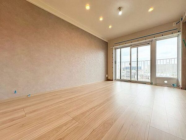 「団欒の場」忙しい朝でも、しっかり家族が揃って食事をして頂けるゆとりある大きさのダイニングスペース。手料理をテーブルで囲む素敵な時間を存分に愉しんで下さい。