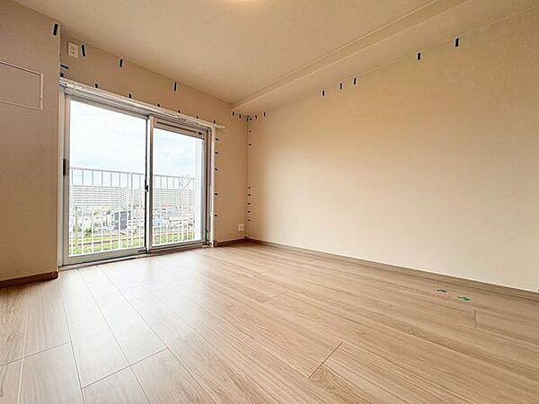 「バルコニーに面した居室」主寝室は十分な広さに加えて、快適に目覚められるよう、大きな採光窓を設けました。