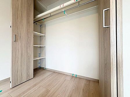 「収納豊富」収納の多さも魅力です。使い勝手の良い収納を豊富に設置しております。居住スペースを充分に確保することができる為、ゆとりある室内で、ゆっくりとご寛ぎいただけます。
