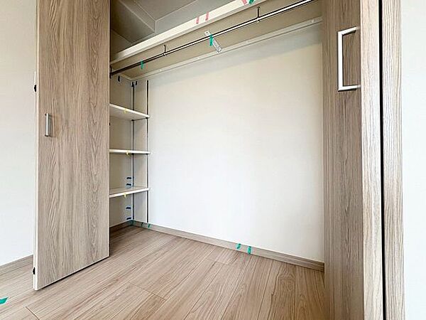 「収納豊富」収納の多さも魅力です。使い勝手の良い収納を豊富に設置しております。居住スペースを充分に確保することができる為、ゆとりある室内で、ゆっくりとご寛ぎいただけます。