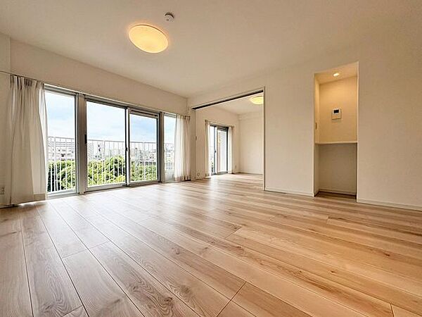 「陽当り良好。」大きな窓辺からの日差しが暖かい室内は、自然と住まう人の気分も明るくなり、リビングでの素敵なワンシーンが演出されます。