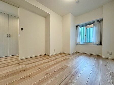 「開放感に満たされる・家族の和み空間」ホワイトの壁紙に柔らかな印象のメープルのフローリング。明るくナチュラルな心地の良い空間となっております。