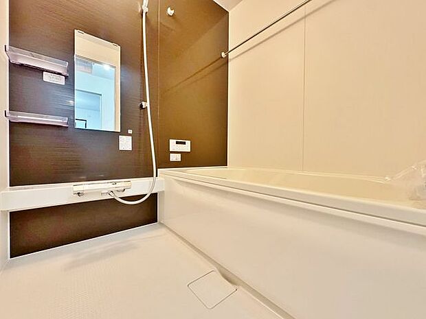 「バスルーム」一日の疲れを癒すバスルームは、心地よいリラックスを叶える清潔感溢れる空間です。
