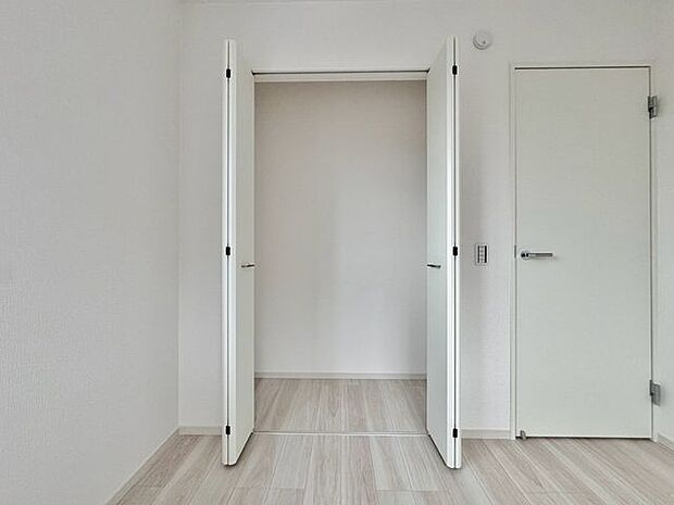 「収納」全ての居室にクローゼットを完備しております。