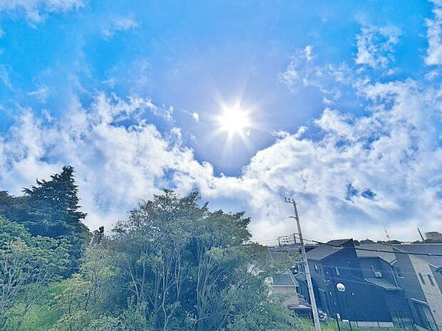 「眺望」穏やかな街並みを一望しながら、爽やかな風と柔らかく降り注ぐ陽光を感じて頂けます。