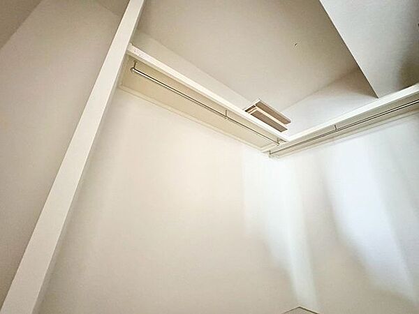 「たっぷり収納・ウォークインクローゼット」たっぷりと荷物が入るよう、ウォークインクローゼットを完備いたしました。画像と現地では大きさ、広さの感覚が違います。是非ご自分の目で確かめてください。