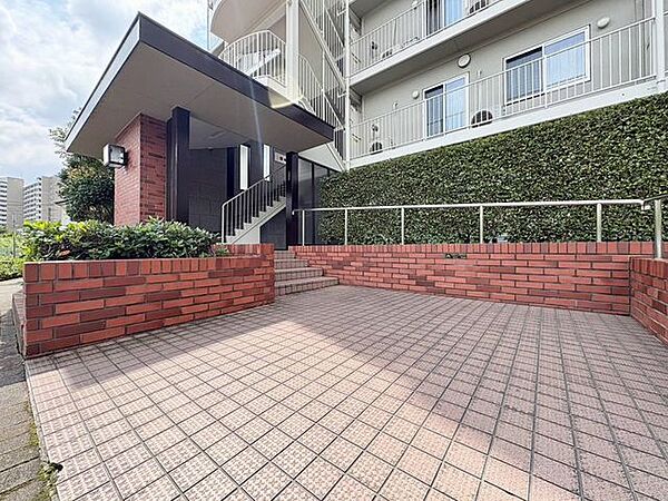 「エントランス入口」植栽もお手入れがしっかりとされており、美しい外観のポイントになっています。