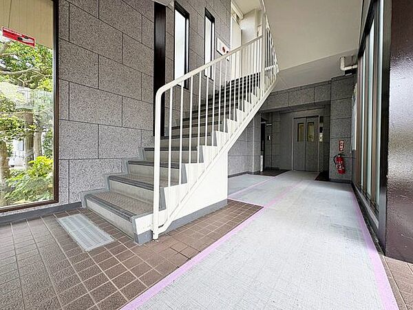 「エントランス」マンションのエントランスなど共有部分は、清掃が行き届いており、キレイな状態です。管理体制がしっかりしているからこそ。
