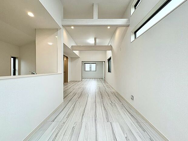 「木のぬくもり感じる優しい雰囲気のお部屋」落ち着いたカラーコーディネートの室内。インテリアやファブリックで、オーナー様好みのテイストデザインを取り入れて頂けます。