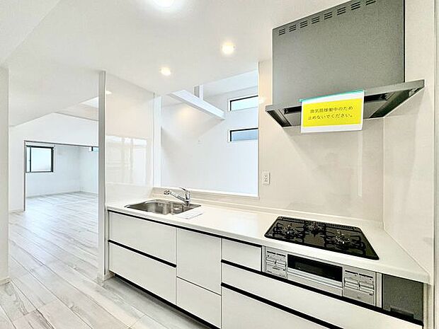 「オープンキッチン」お部屋の雰囲気に溶け込む、インテリアの一部のようなオープンキッチンです。リビングにいるご家族とのおしゃべりを楽しみながらの作業が可能です。