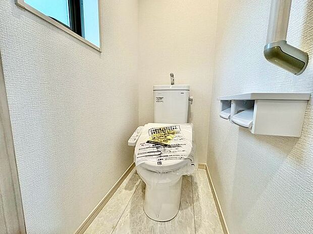 「温水洗浄便座付きトイレ」トイレは快適な温水洗浄便座付です。清潔感のあるホワイトで統一しました。いつも清潔な空間であって頂けるよう配慮された造りです。