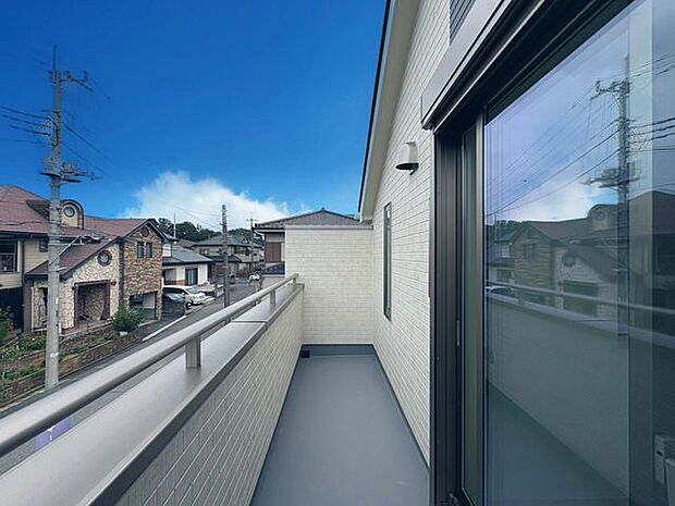 「バルコニー」大きな空に囲まれた気持ちのいい住まい。バルコニーを覗くだけで圧倒的な開放感に包まれます。