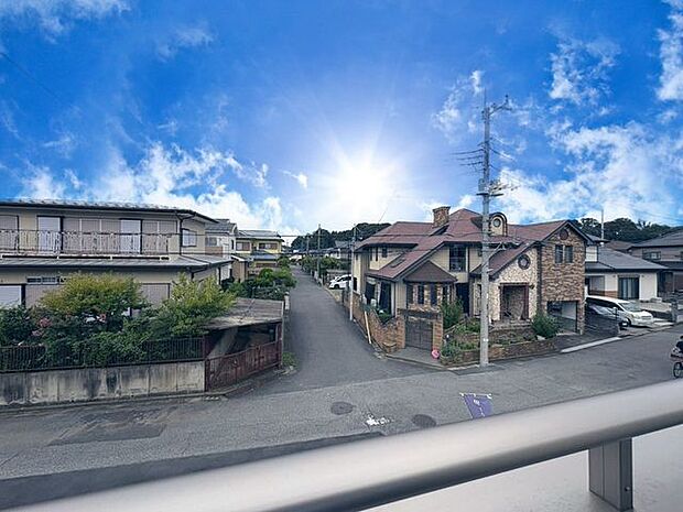 「眺望」穏やかな街並みを一望しながら、爽やかな風と柔らかく降り注ぐ陽光を感じて頂けます。