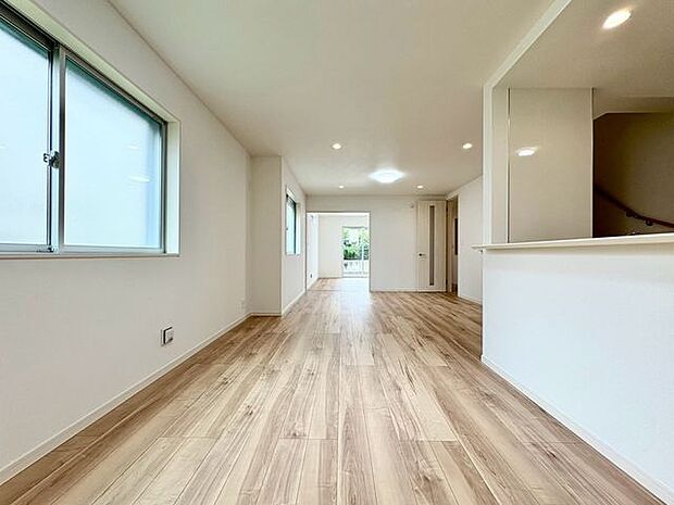 「団欒の場」忙しい朝でも、しっかり家族が揃って食事をして頂けるゆとりある大きさのダイニングスペース。手料理をテーブルで囲む素敵な時間を存分に愉しんで下さい。