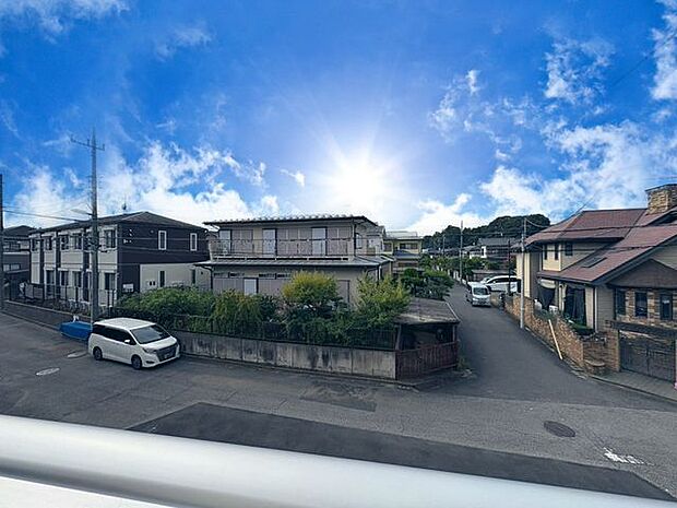 「眺望」穏やかな街並みを一望しながら、爽やかな風と柔らかく降り注ぐ陽光を感じて頂けます。