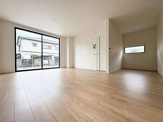 「陽当り良好。」大きな窓辺からの日差しが暖かい室内は、自然と住まう人の気分も明るくなり、リビングでの素敵なワンシーンが演出されます。