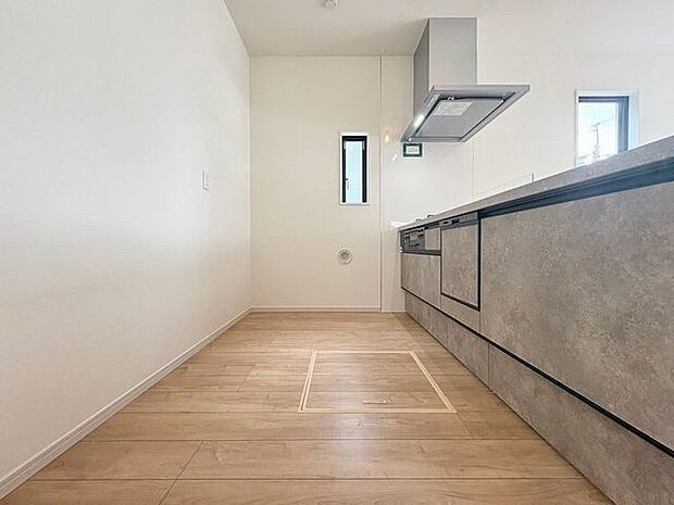 「オープンキッチン」お部屋の雰囲気に溶け込む、インテリアの一部のようなオープンキッチンです。リビングにいるご家族とのおしゃべりを楽しみながらの作業が可能です。