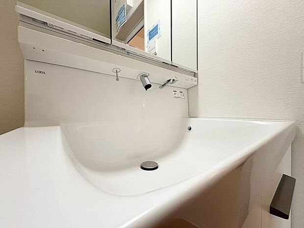 「洗面台」大きな鏡で朝の準備もばっちり。収納も多く、洗剤など日用品の保管にも便利です。
