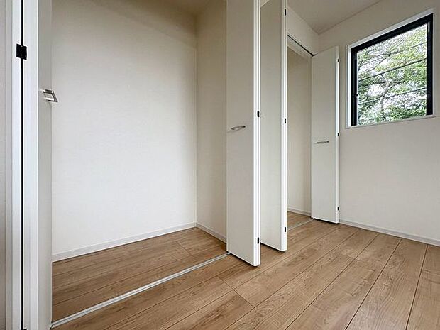 収納の多さも魅力です。使い勝手の良い収納棚を設置しております。居住スペースを充分に確保することができる為、ゆとりある室内で、ゆっくりとご寛ぎいただけます。