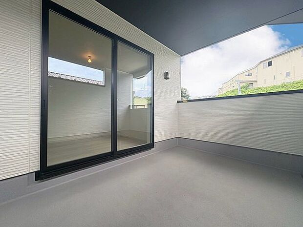 「バルコニー」大きな空に囲まれた気持ちのいい住まい。バルコニーを覗くだけで圧倒的な開放感に包まれます。