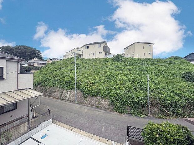 「眺望」穏やかな街並みを一望しながら、爽やかな風と柔らかく降り注ぐ陽光を感じて頂けます。