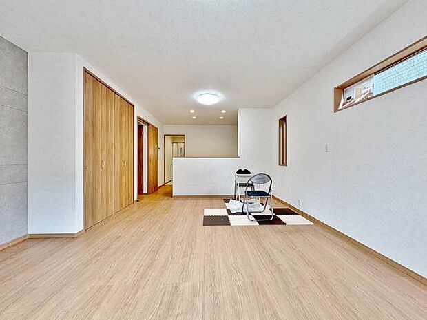 「南西向き。陽当り良好。」大きな窓辺からの日差しが暖かい室内は、自然と住まう人の気分も明るくなり、リビングでの素敵なワンシーンが演出されます。