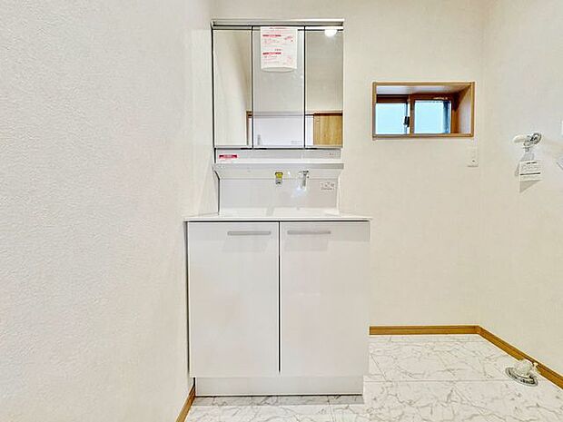 「リフォーム済・洗面台」大きな鏡で朝の準備もばっちり。収納も多く、洗剤など日用品の保管にも便利です。
