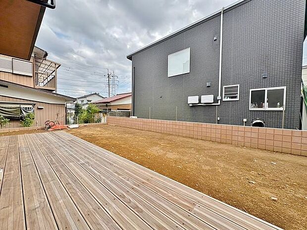 「～お庭のある暮らし～」住みながらお庭を持つ。そんな贅沢が実現する住まい。日当たりも良く、家庭菜園や植栽を育てるのに適したお庭はこれからの生活に緑という癒しを与えてくれます。