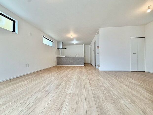 「南西向き。陽当り良好。」大きな窓辺からの日差しが暖かい室内は、自然と住まう人の気分も明るくなり、リビングでの素敵なワンシーンが演出されます。