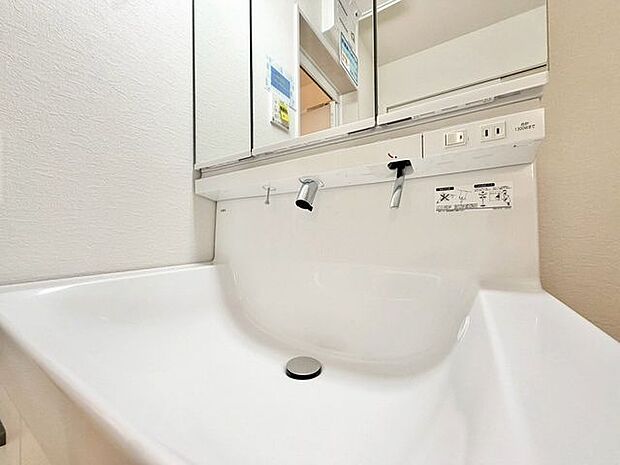 「洗面台」大きな鏡で朝の準備もばっちり。収納も多く、洗剤など日用品の保管にも便利です。