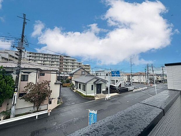 「眺望」穏やかな街並みを一望しながら、爽やかな風と柔らかく降り注ぐ陽光を感じて頂けます。