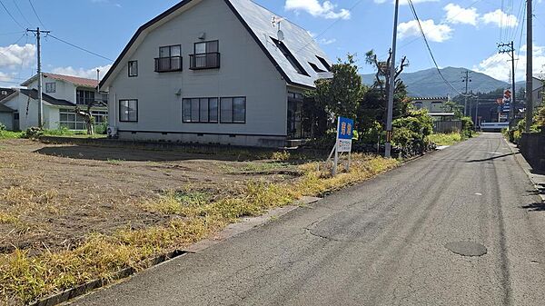 県道へのアクセスが良く、車での移動にも便利な立地です。