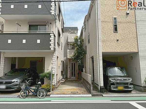 前面道路が広く、駐車も楽々可能です♪