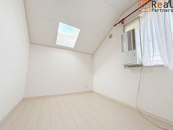 3階4.3帖のお部屋に天窓があり、室内がとても明るいです♪