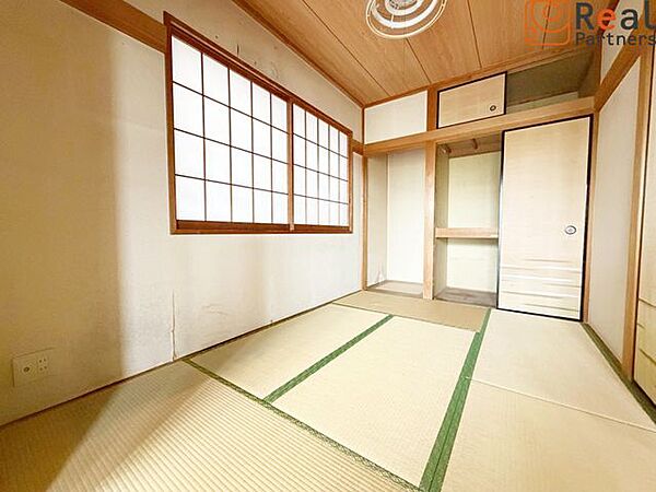 6帖の和室にも収納がございます♪