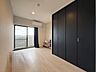 洋室：リフォームした状態のため、室内も大変お綺麗です。黒い収納が「Panasonic　収納用建具」を利用した収納です。スペースを大きく確保できます。