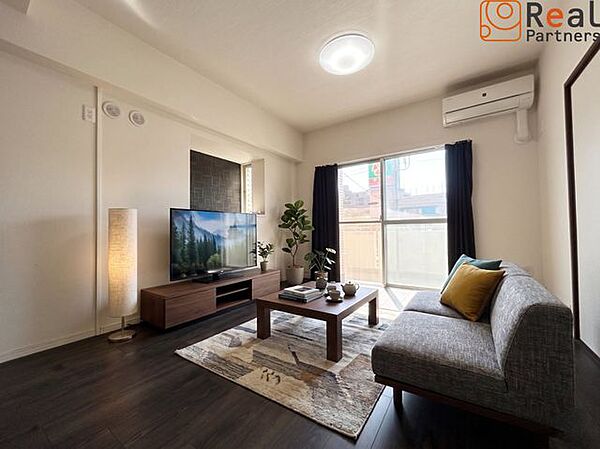 駅徒歩5分・室内も一部リフォームされた綺麗なお部屋です。※CGで家具を配置しています。家具・小物は販売価格に含まれません。