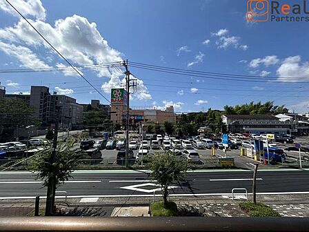 家の目の前が複合スーパーの為、日用品には困りません。