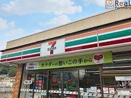 セブンイレブン横浜八反橋店 徒歩11分。 810m