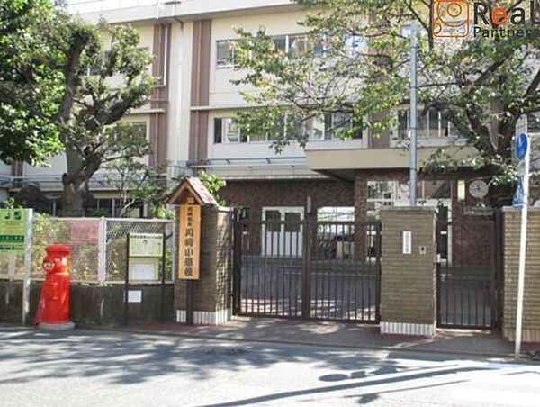 川崎市立川崎小学校 徒歩8分。 640m