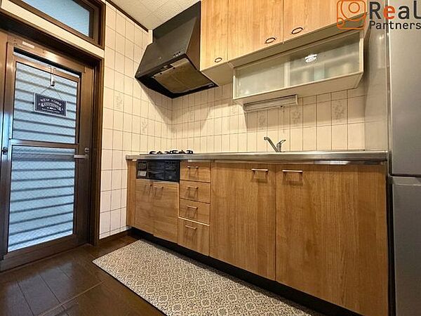 利便性に優れたシステムキッチン！勝手口も付いております♪※こちらの写真はCG加工しております