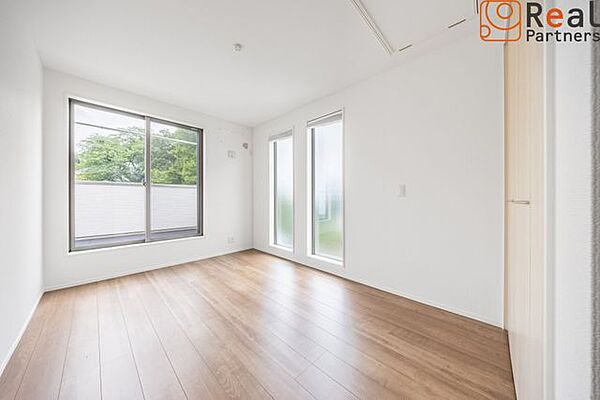 6.64帖の居室は陽当たり良好♪小屋裏収納もございます♪