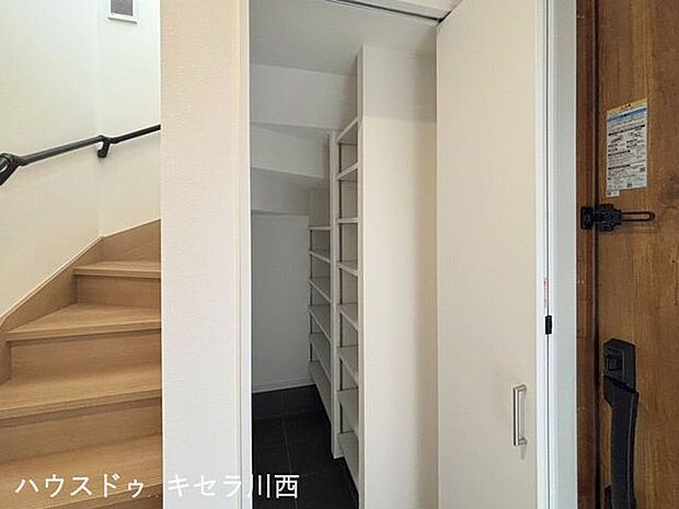玄関前収納