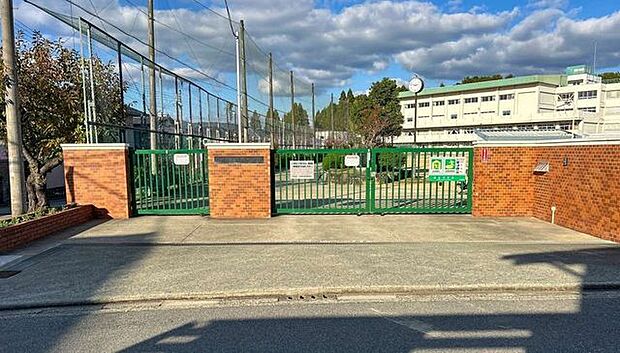 川西市立緑台中学校 600m