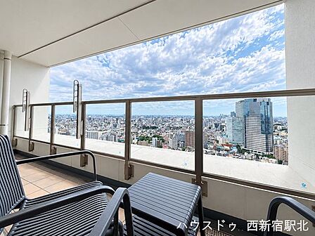 大きな窓の先には都心の景色が広がり、タワーマンションならではの眺望を楽しめます♪