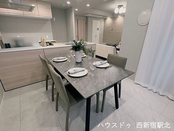 ペニンシュラキッチン前の食卓スペース