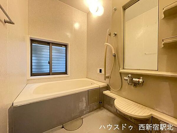 大きな鏡付きの浴室